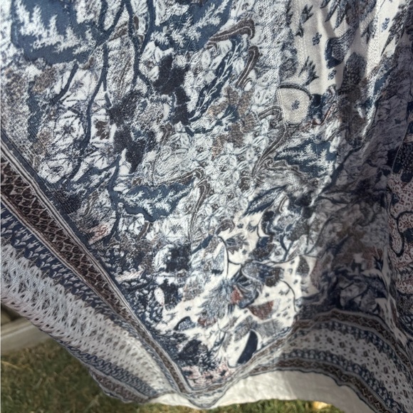 💝7 for $21 / Blue and Cream Floral Cover Up with Flare Sleeves - Picture 14 of 16